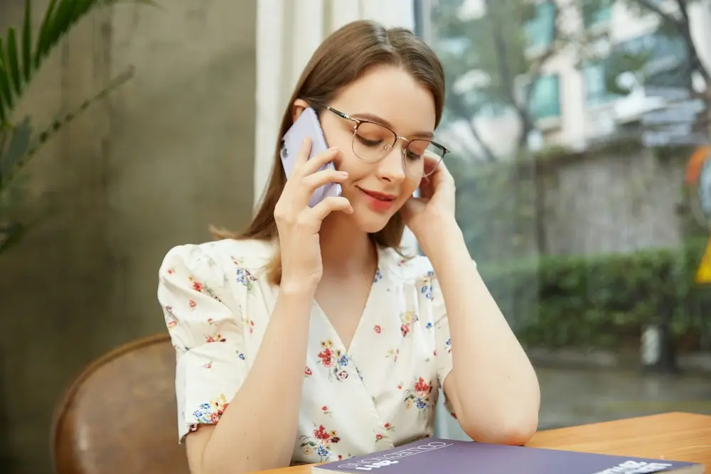 Secrétaire au téléphone confirmant un rendez-vous