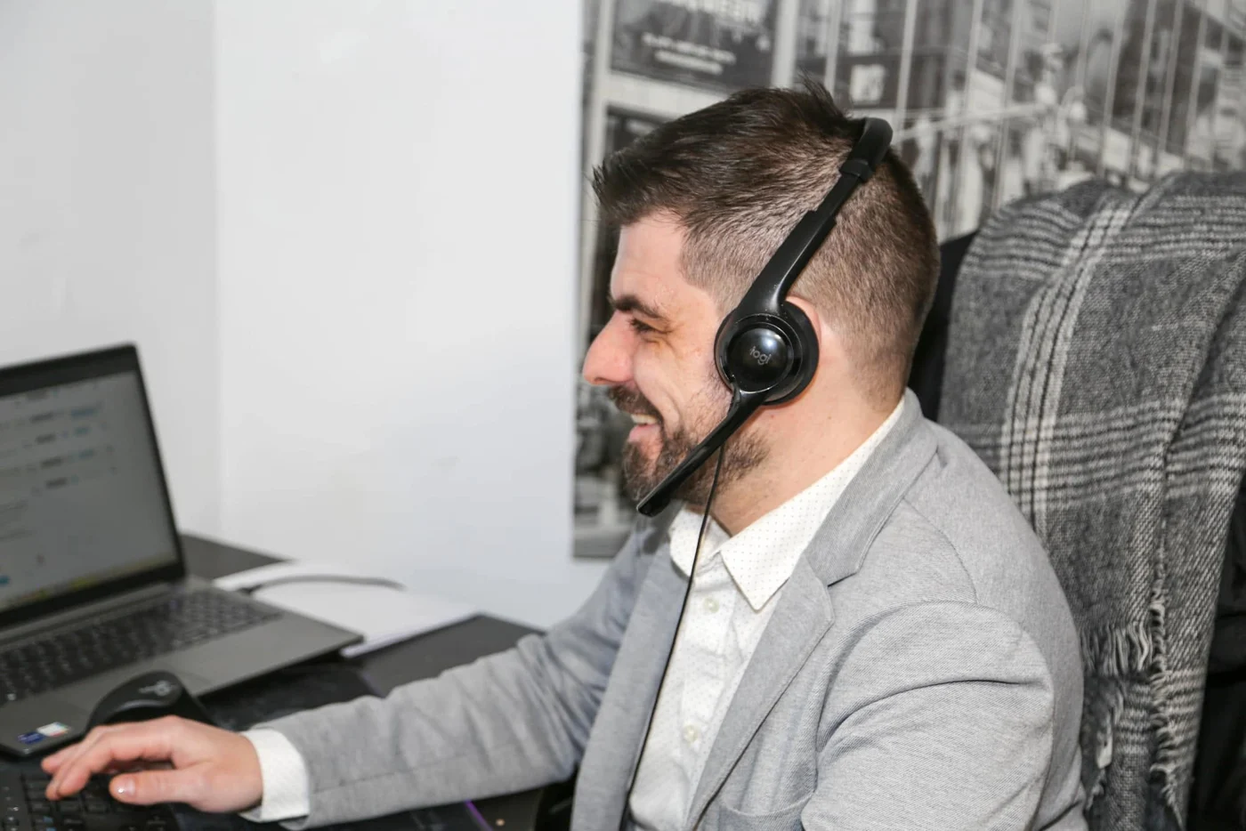 Mikael Madelin, dirigeant de M2 Secrétariat, au téléphone