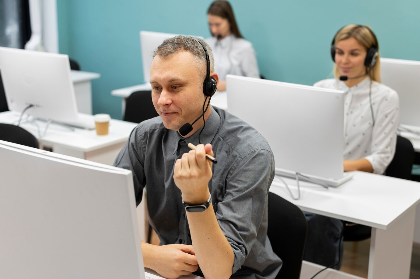 collegues travaillant ensemble dans bureau centre appels_23 2149256076