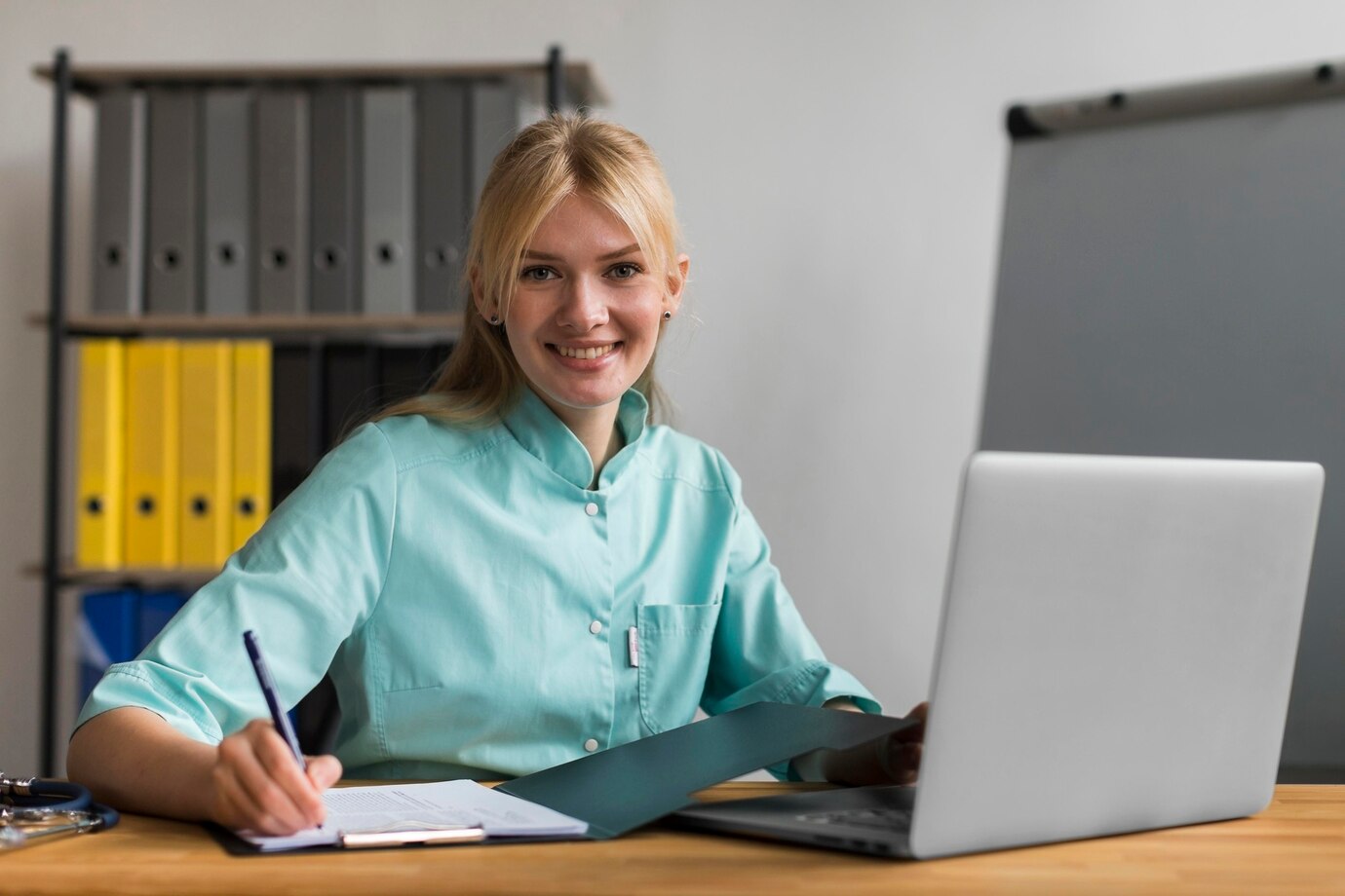 infirmiere smiley au bureau_23 2148739964