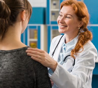 docteur-consultation-patient-sourires_23-2148485973