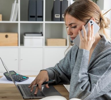 freelance-coup-moyen-parlant-au-telephone_23-2148819983