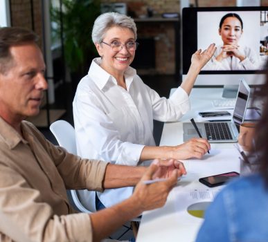 personnes-utilisant-appareil-numerique-lors-reunion_23-2149085933