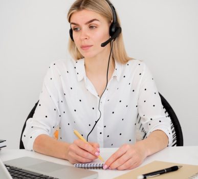 vue-face-femme-apprenant-cours-ligne_23-2148552195